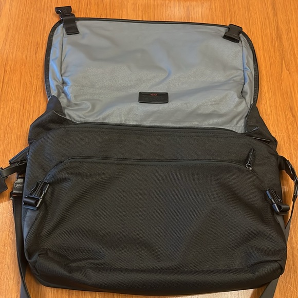 Tumi Alpha 2 Messanger Style Expandable Laptop Bag - Picture 12 of 16